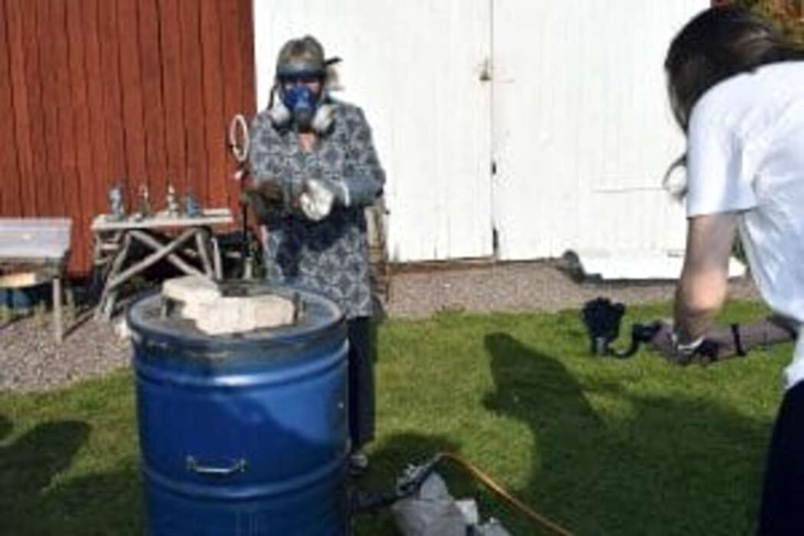Kristina Alexandersson Malmberg skapar konstverk genom den gamla japanska tekniken raku. Här dokumenteras hennes skapande av Ceylan Kalkan (till höger). Foto: Pär Sönnert