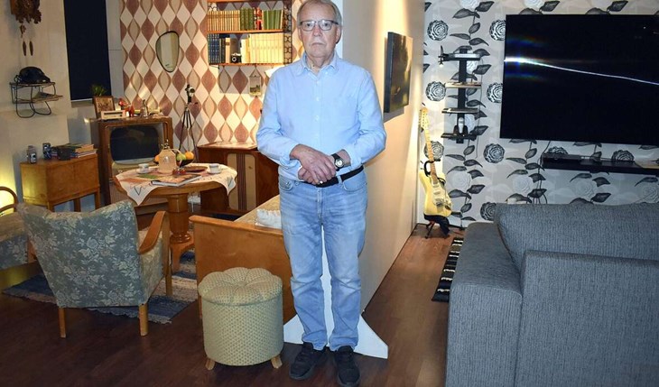 Biograf- & TV-museet i Säter har bland annat ett rum som har delats upp i olika tidsepoker. Här står föreståndaren Stefan Lindfors mellan 50-talsrummet och ett modernt vardagsrum. Foto: Pär Sönnert