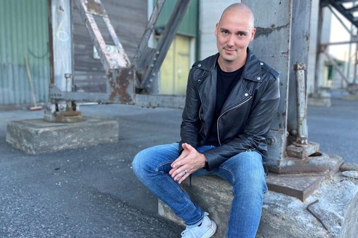 Tv-podcasten "Tv-fabriken" med Fredrik Ralstrand (bilden) i spetsen har återlanserat Hylandpriset. "Miljontals svenskar tittar varje dag på tv. Vi vill hylla och prisa de som trollbinder oss och som precis som vi älskar tv! Priset kommer att delas ut till ´en tv-stjärna som utvecklat tv-mediet i Lennart Hylands anda´”, skriver Tv-fabriken i ett pressmeddelande om priset. Foto: Privat