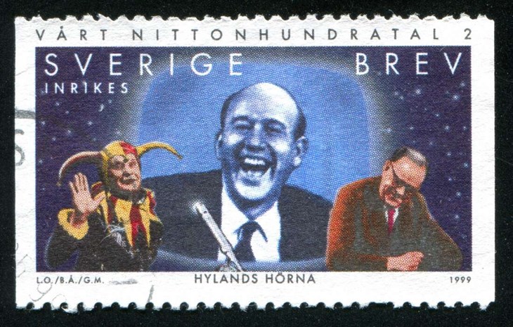Hylandpriset har hittills delats ut tio gånger, mellan 1987 och 1996. I oktober återlanseras priset som är uppkallat efter radio- och Tv-legendaren Lennart Hyland, som avled 1993. Här ses Hyland i mitten, porträtterad på ett frimärke från 1999. På frimärket flankeras Hyland av skådespelaren Carl-Gustaf Lindstedt och före detta statsministern Tage Erlander. Foto: Dreamstime