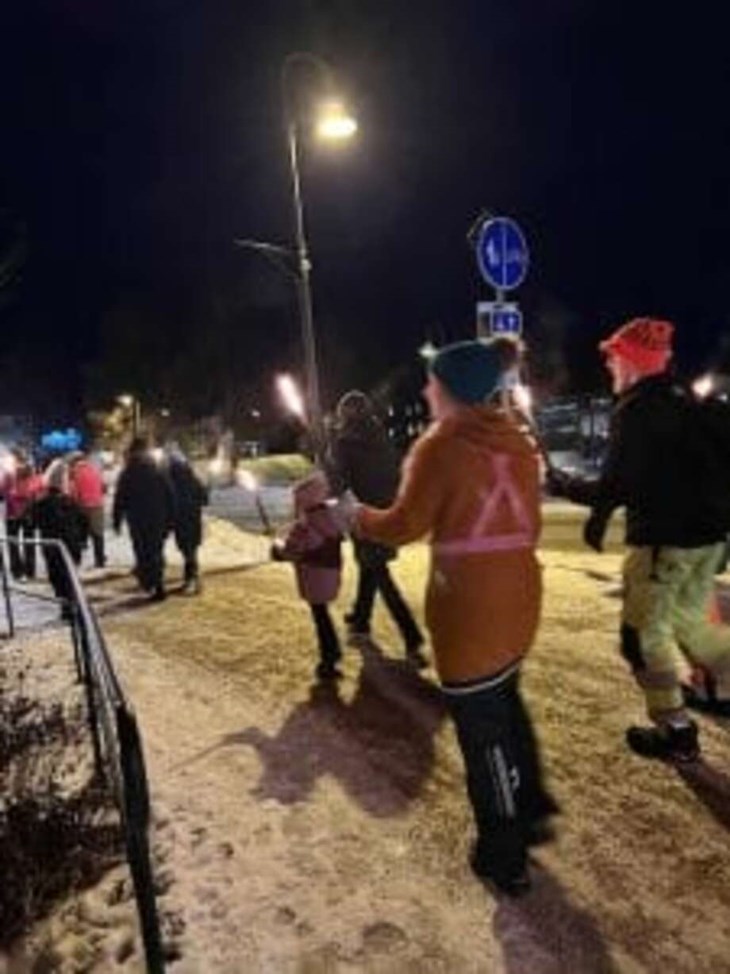Fackeltåget genom Hedemora i fjol lockade drygt 100 deltagare och facklorna tog slut. I år har kvinnojouren beställt 200 facklor. Foto: Privat