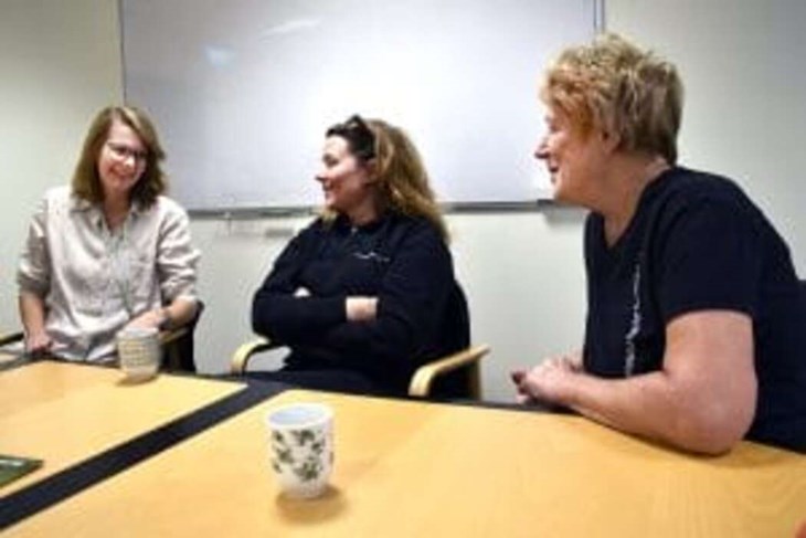 Märta Brandts, Marina Rappendal och Christina Lindberg betonar vikten av att samverka kring dessa frågor. Hedemora kommun och Hedemora Kvinnojour arrangerar fackeltåget och manifestationen den 22 november tillsammans. Foto: Pär Sönnert
