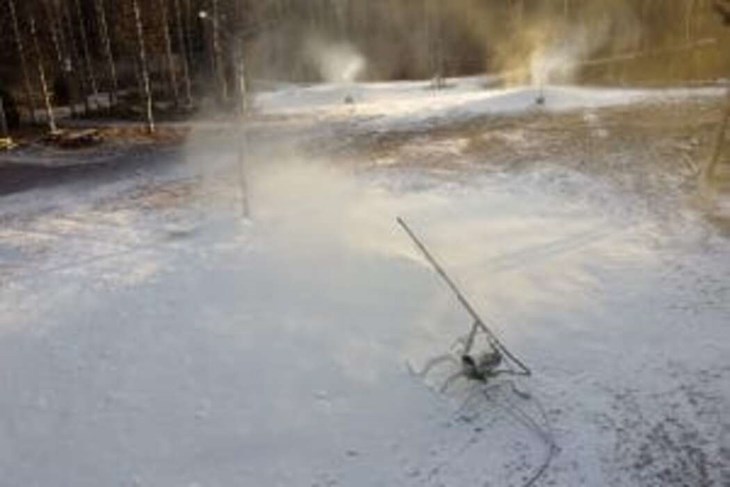 Med hjälp av så kallade "spröt" kan IFK Hedemora Skidor lättare sprida ut snön längs slingorna. Foto: Martin Åkerman