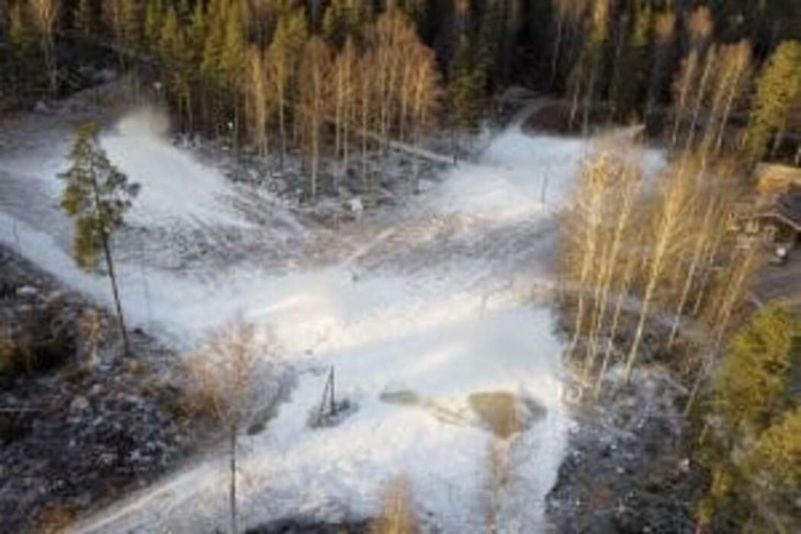 Konstsnön brukar ta uppemot 14 dagar att göra helt klart, beroende på vädret. "Efter det tar det ungefär 40 arbetstimmar att bearbeta snön och schakta ut den, att göra den åkbar", säger Martin Åkerman. Foto: Martin Åkerman