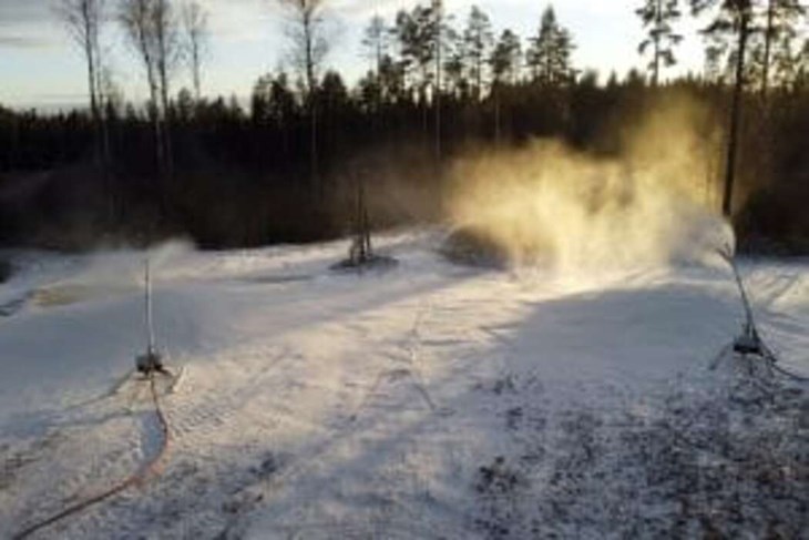 Den 21 november drog IFK Hedemora Skidor i gång snöproduktionen på Brunnsjöberget för denna vintersäsong. Foto: Martin Åkerman