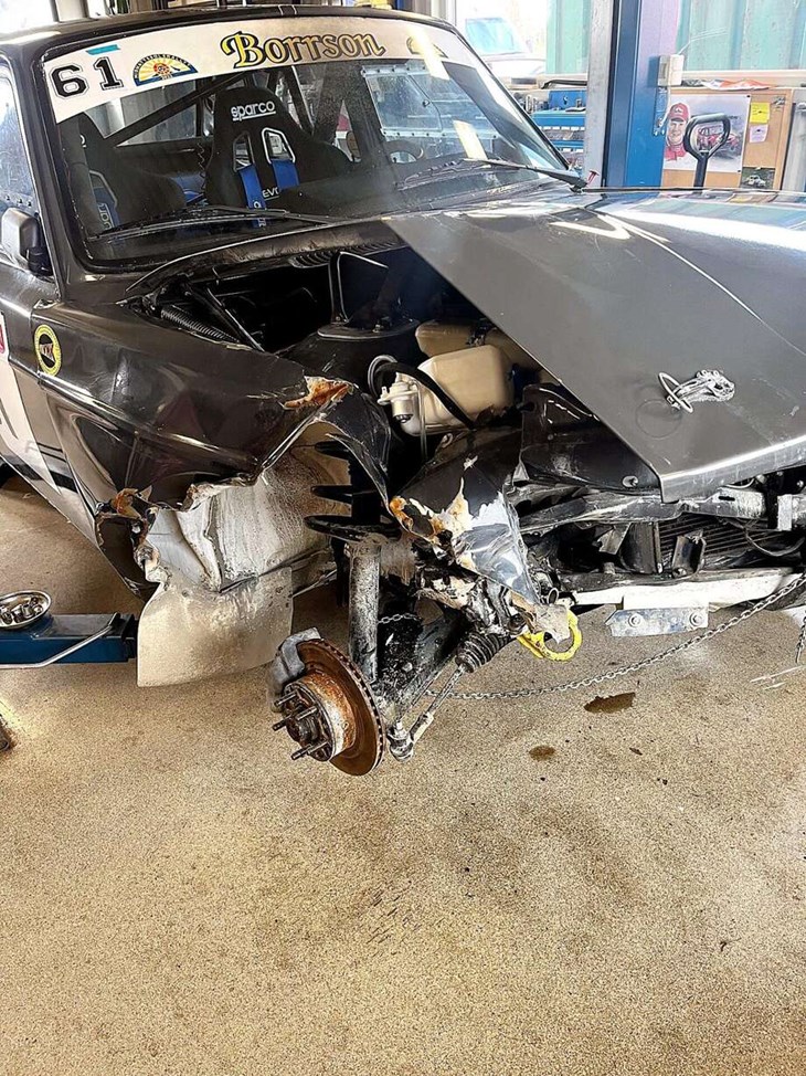 Så här såg Kents förra bil ut efter att de kört rakt in i en sten under ett rally i Blekinge för två år sedan. Foto: Privat