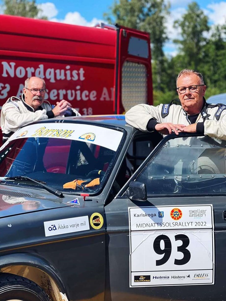 Nio veckor senare var den krockade bilen i skick som ny när Per-Erik och Kent tävlade i Linköping. Foto: Privat