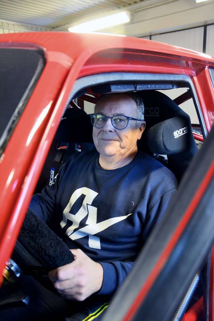 Kent Nordquist är stolt över sin nya rallybil som han ännu inte testat i en tävling. "De kanske blir premiär på Hälsingerallyt i slutet av januari", säger han. Foto: Karin Diffner