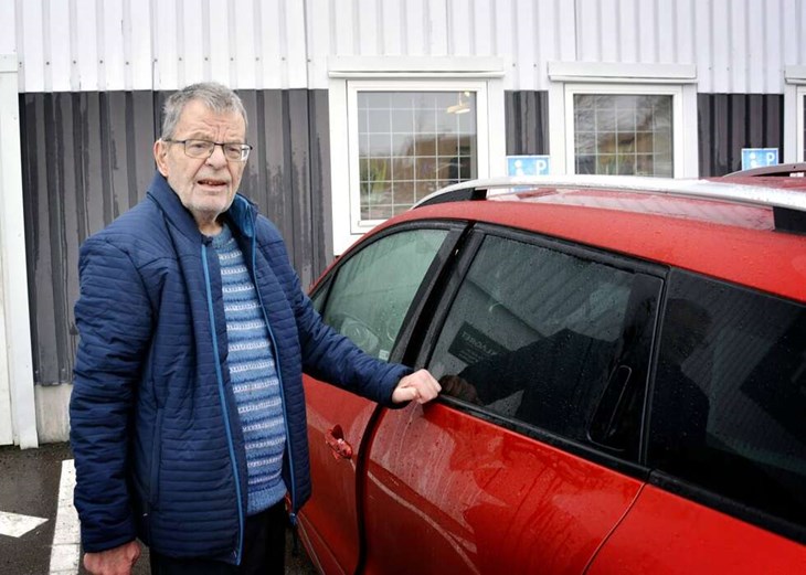 Sören Ericson behöver en p-plats för rörelsehindrade och tycker inte att platserna missbrukas av felparkerare. "Det brukar inte vara några problem", säger han. Foto: Karin Diffner