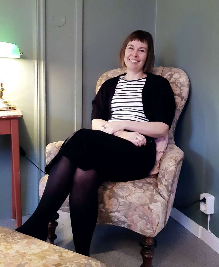 Lina vet av egen erfarenhet hur viktigt det är att inte slarva med återhämtningen. Därför har hon en egen liten återhämtningshörna på jobbet. "Här ska jag vila, dricka te och läsa", säger hon. Foto: Karin Diffner