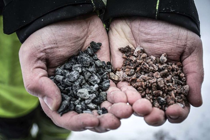 Det är skillnad på grus och grus - Linus förklarar hållbarheten och hur länge det räcker i olika väderlekar. Foto: Christian Larsen