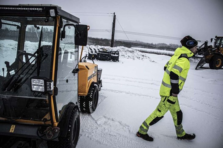 Telefonen går varm när snön kommer och i en app ligger arbetsrutterna uppe för kollegorna. Foto: Christian Larsen