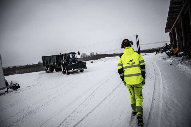 Långa arbetsdagar - och nätter - blir det när snösäsongen slår till. "Men det är också viktigt att vila, man måste vara skärpt", säger Linus. Foto: Christian Larsen