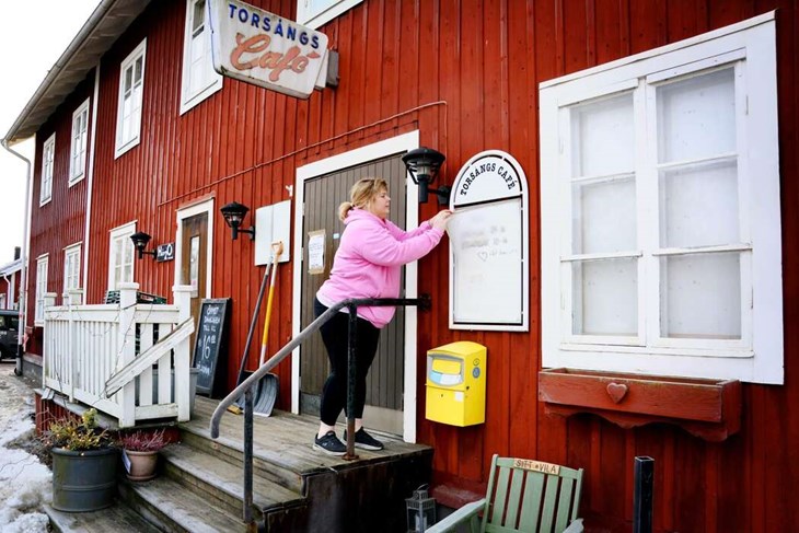 Nu tar Sara Olsson på Torsångs café in skylten för sista gången. "Det känns vemodigt, ledsamt – och skönt", säger hon. Foto: Karin Diffner