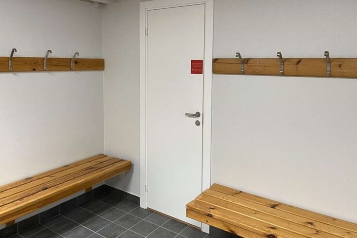 Automaten med gratis mensskydd finns på toaletten inne i damernas omklädningsrum på Brunnsjöberget. Foto: Privat