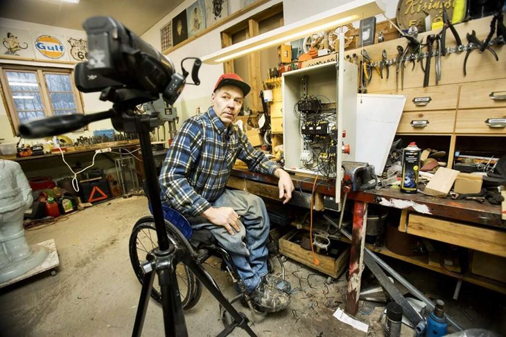 Inför en Youtube-inspelning förbereder sig Backby-Anders med att kolla upp tekniska detaljer, men han pratar alltid utan manus. Anders har bland annat gjort inslag om elskåpet som hör till sågverket han byggt. Foto: Sara Flodin