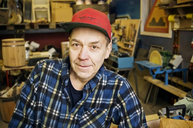 Det händer att folk, som inte Backby-Anders känner, kommer fram till honom för att prata. "Ja, på Biltema", säger han och skrattar. Foto: Sara Flodin<span style="font-size: 16px;"> </span>