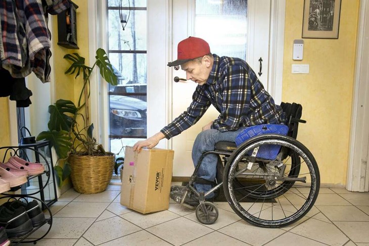 Olika företag skickar ofta prylar till Anders som de vill att han ska prata om i sina filmer. Anders är dock noga med att inte bara visa reklam på kanalen. "Då tröttnar tittarna", tror han. Foto: Sara Flodin