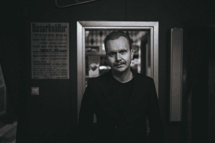 Flerfaldigt prisade och hyllade Broder Henrik Rapp, bördig från Bjursås, tar i maj sin melodiskt känslostinna låtskatt till Grand. Foto: Pressbild