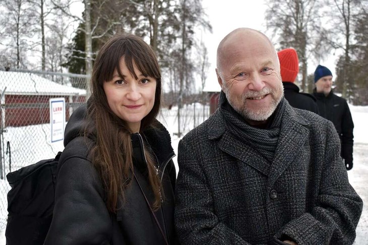 Rachel Bodros Wolgers och manusförfattaren Wilhelm Behrman. Den sistnämnde berättade att han fick idén till tv-serien efter att ha varit på ett bröllop i Ängsholns folkpark. Foto: Pär Sönnert