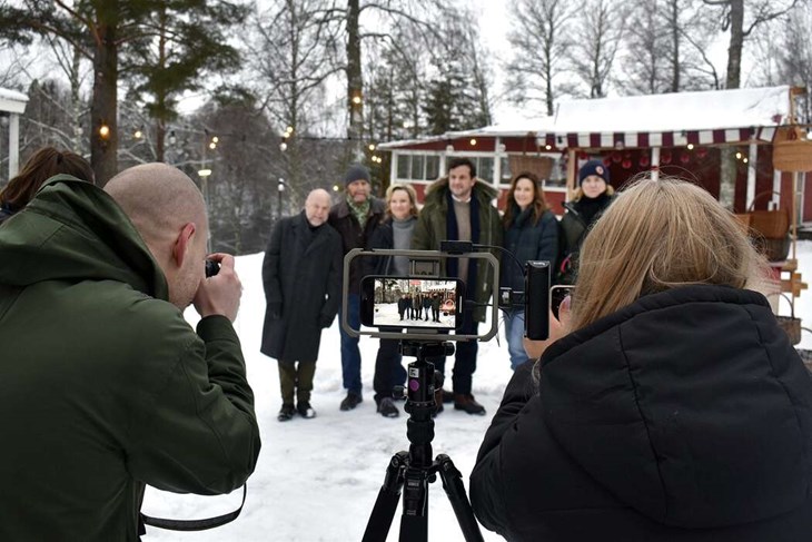 Pressen bjöds in till Ängsholms folkpark i Gagnefs kyrkby för att närvara under en av de sista inspelningsdagarna av tv-serien "Parterapi i Gagnef" som ska visas på SVT i höst. Här fotograferas några av de medverkande, från flera håll. Foto: Pär Sönnert