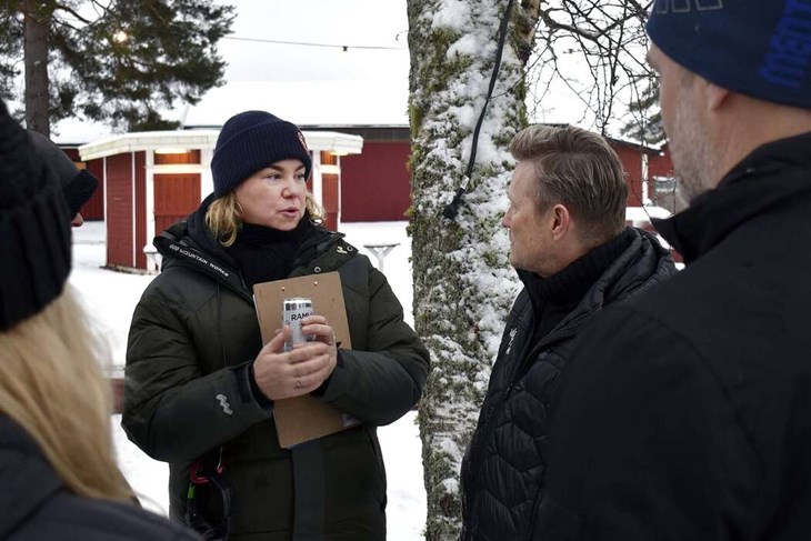 Svensk-brittiska regissören Lisa James Larsson i samspråk med delar av filmteamet. "Det är kul att se Lisas brittiska syn på romkoms", säger Josefin Asplund, som spelar den kvinnliga huvudrollen. Foto: Pär Sönnert