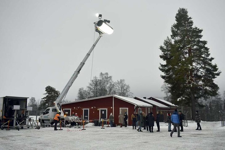 När mörkret föll över Ängsholns folkpark togs det till hjälp från ovan att få ljus över inspelningsplatsen. Foto: Pär Sönnert