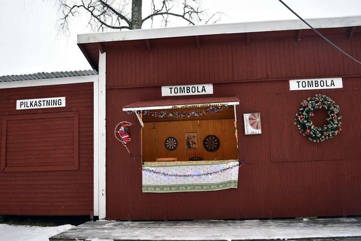 I folkparken spelades scener från en julmarknad in och de befintliga byggnaderna på platsen kom väl till pass. Foto: Pär Sönnert