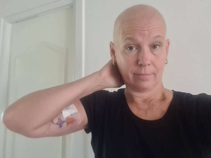 För ett halvår sedan var Britta mitt i cellgiftsbehandlingen. Nu ska hon dra iväg 130 mil på skidor. Foto: Privat