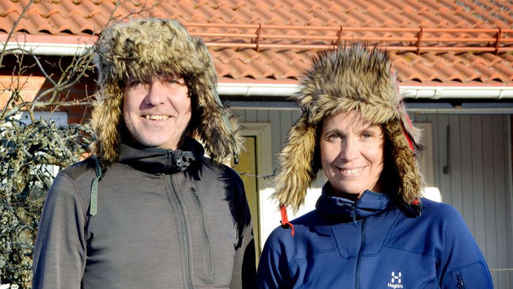 Ryssmössorna kommer väl till pass när Jesper Osterman och Britta Backlund ska ta sig de 130 milen från Grövelsjön till Treriksröset. "Det mesta av utrustningen har vi skickat iväg", säger Britta. Foto: Karin Diffner