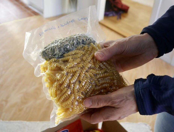 Jesper och Britta har lagat, torkat och vacuumförpackat massor av måltider som den här: Pasta med broccoli och ädelost. Foto: Karin Diffner