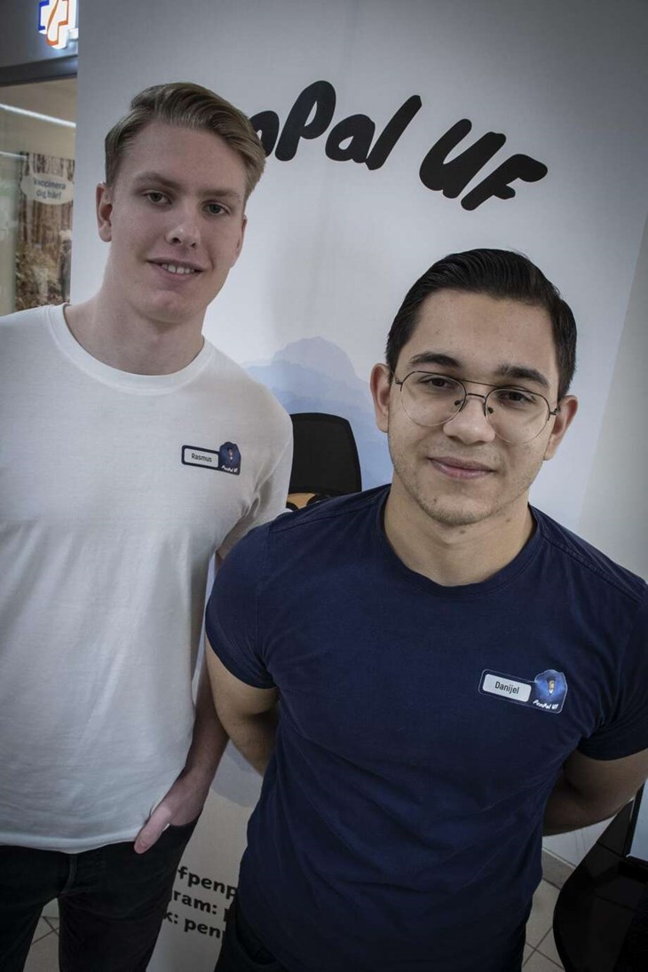 Rasmus Söderström och Danijel Ilic, två av krafterna bakom PenPal UF, som under en skollektion tröttnade på att leta efter en penna. Lösningen: Ett pennfack med megnet att fästa i skåpet i skolan. Foto: Christian Larsen