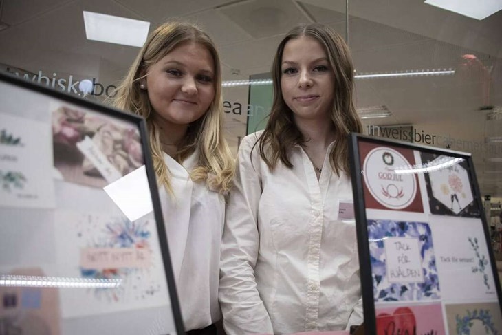 Klara Hjulström och Jonna Sollo, två av fyra i UF-företaget Re-Label UF, riktar sig mot privatpersoner, företag och eventarrangörer. Foto: Christian Larsen
