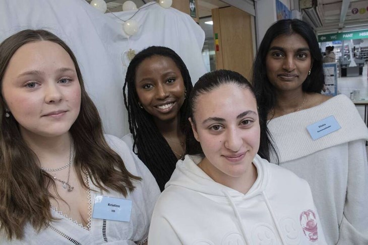 DreamEase UF underlättar tar dragkedjan till en ny nivå. Från vänster syns Kristine Lind, Irada Tagieva, Elma Runana och Elisha Weerasinghe. Foto: Christian Larsen