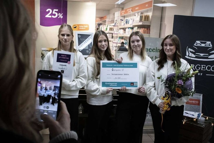 Diplom och 3000 kronor i första pris till Chargecold UF i Hedemora; Moa Arvidsson Ellen Hjalmarsson, Elin Schön Danielsson och Moa Arvidsson. Wilma Eriksson. Foto: Christian Larsen