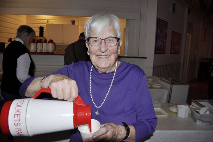 Ulla Svärdby, Grytnäs PRO, serverar gästerna kaffe. Foto: Lisa Björklund