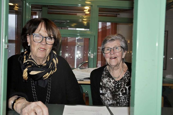 Birgitta Hedlund och Siv Kjersel från Grytnäs PRO sköter kassan. Foto: Lisa Björklund