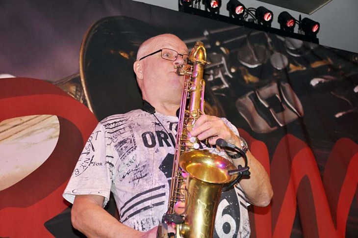 Tom Manninen från Remix Orkester på saxofon. Foto: Lisa Björklund