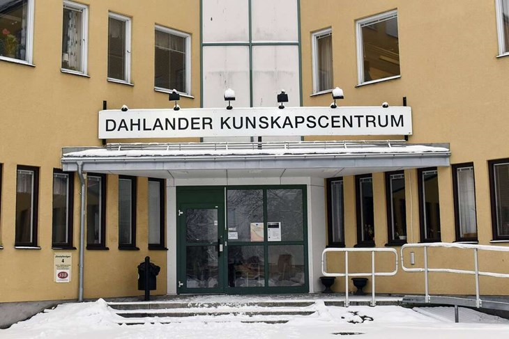Dahlander Kunskapscentrum har utvecklat ett eget digitalt verktyg som kan översätta material till 130 olika språk. "Vi samlar ihop materialet som eleven ska lära sig och sedan kan man läsa informationen på valfritt språk, på en textremsa på skärmen och me