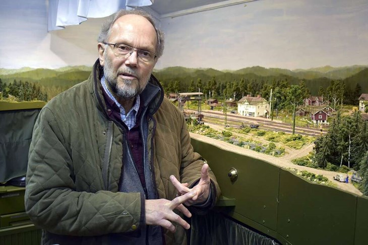 I sitt egenbyggda stationshus i trädgården har Sture Bylén byggt upp sin barndoms bygd Morshyttan och Rossberga. Foto: Pär Sönnert