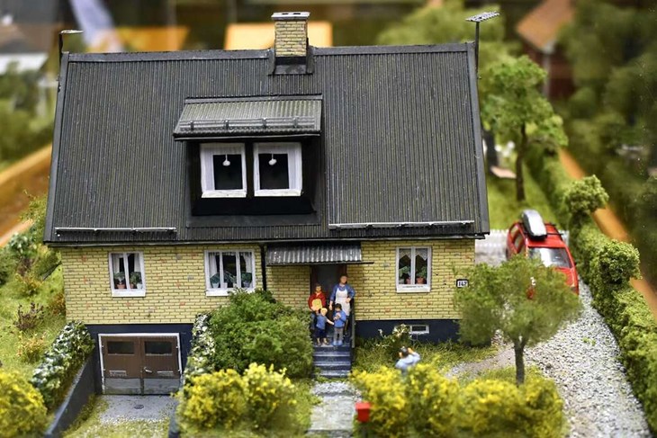Sture Bylén valde att bygga huset som det såg ut kring millennieskiftet, innan köket byggdes ut. "Rent byggmässigt var det värsta att få till tegelfasaden på huset. Det finns inte att köpa så jag fick skaffa tegelpräglade plastark och måla för hand", säge
