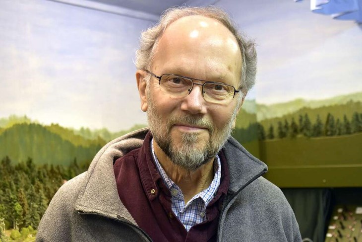 Sture Bylén är pensionerad lärare och har byggt saker hela sitt liv. "Jag tjatade till mig min första modelljärnväg som tioåring, 1959. Då hade jag en järnväg med tillhörande landskap, i dag är det det motsatta", säger han. Foto: Pär Sönnert