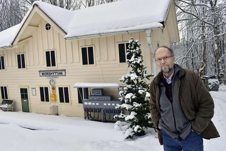 I det egenbyggda lilla stationshuset (som är en kopia av stationshuset i Morshyttan) hemma i trädgården längs Åsgatan i Hedemora har Sture Bylén tagit emot gäster från både Norge, England och Tyskland. Foto: Pär Sönnert