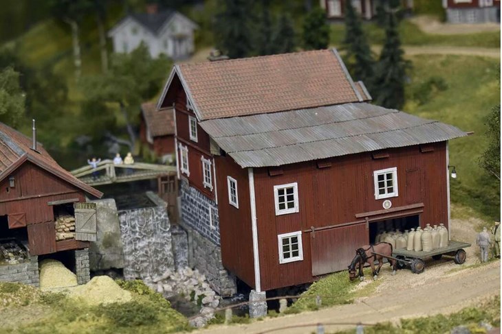 Det finns en berättelse i mer eller mindre alla figurer, fordon och hus som finns i Sture Byléns miniatyrlandskap. "En av grabbarna på bron över ån är jag, huset föreställer kvarnen i Rossberga", säger han. Foto: Pär Sönnert
