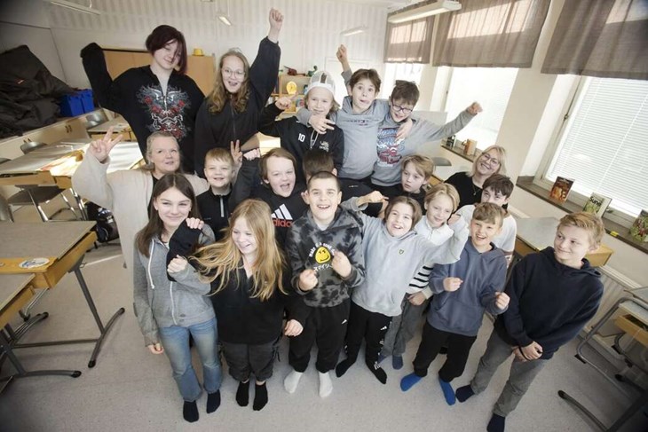 Eleverna i klass fem på Olympicaskolan i Håksberg är laddade inför Vi i femman-tävlingen. Här tillsammans med klassresurs Åsa Filipsson och deras lärare Ulrica Elnertz. Foto: Sara Flodin