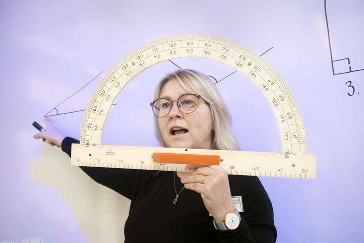 Denna dag lär Ulrica eleverna att mäta vinklar med gradskiva. Foto: Sara Flodin