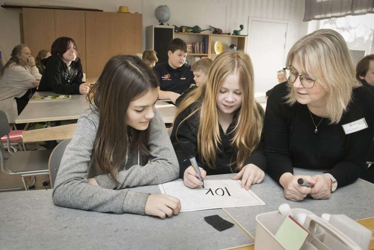 Augusta Labrador - Hedberg och Wilma Erlinshjärta kommer representera klassen i programmet. Här tillsammans med läraren Ulrica Elnertz. Foto: Sara Flodin