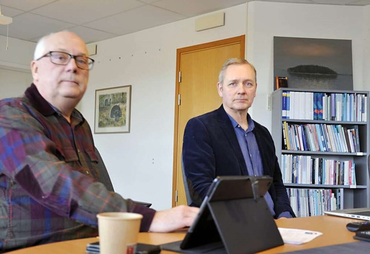 "Vi får se vad de intressenter vi har nu har för möjligheter att starta upp. Under tiden tills vi hittar rätt arrendator så driver vi campingen", säger Mikael Westberg (S).Till höger Björn Hansson.