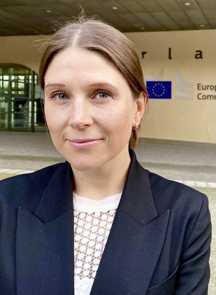 Säterbördiga Frida Wallnor är politisk redaktör på Dagens Industri och när Lokalt i når henne på telefon summerar hon läget med: "Jodå, det är en måndag utan några större utspel av Donald Trump under helgen. Vi strävar efter att ha en så aktuell ledarsida