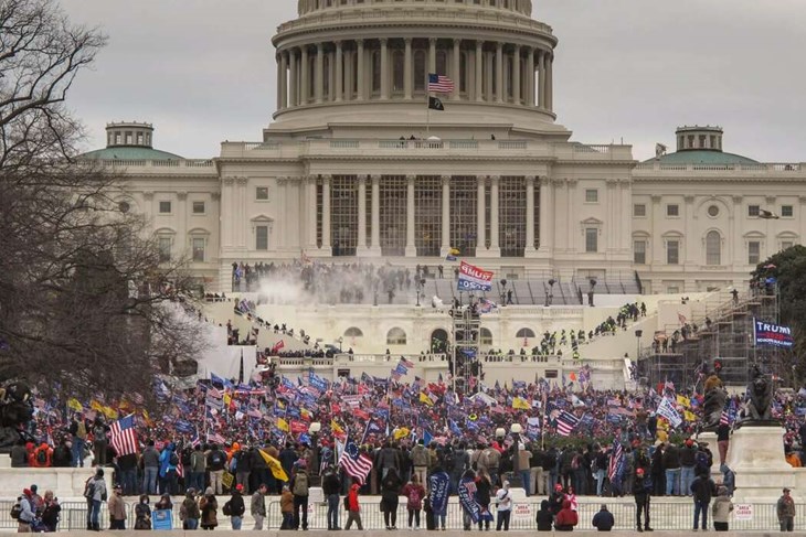 Den 6 januari 2021 stormades Kapitolium i Washington. Säterbördiga Frida Wallnor, som då jobbade som USA-korrespondent för Dagens Industri, hade kunnat vara på plats. "Min fotograf var på plats vid Kapitolium och frågade om jag ville hänga med men jag val